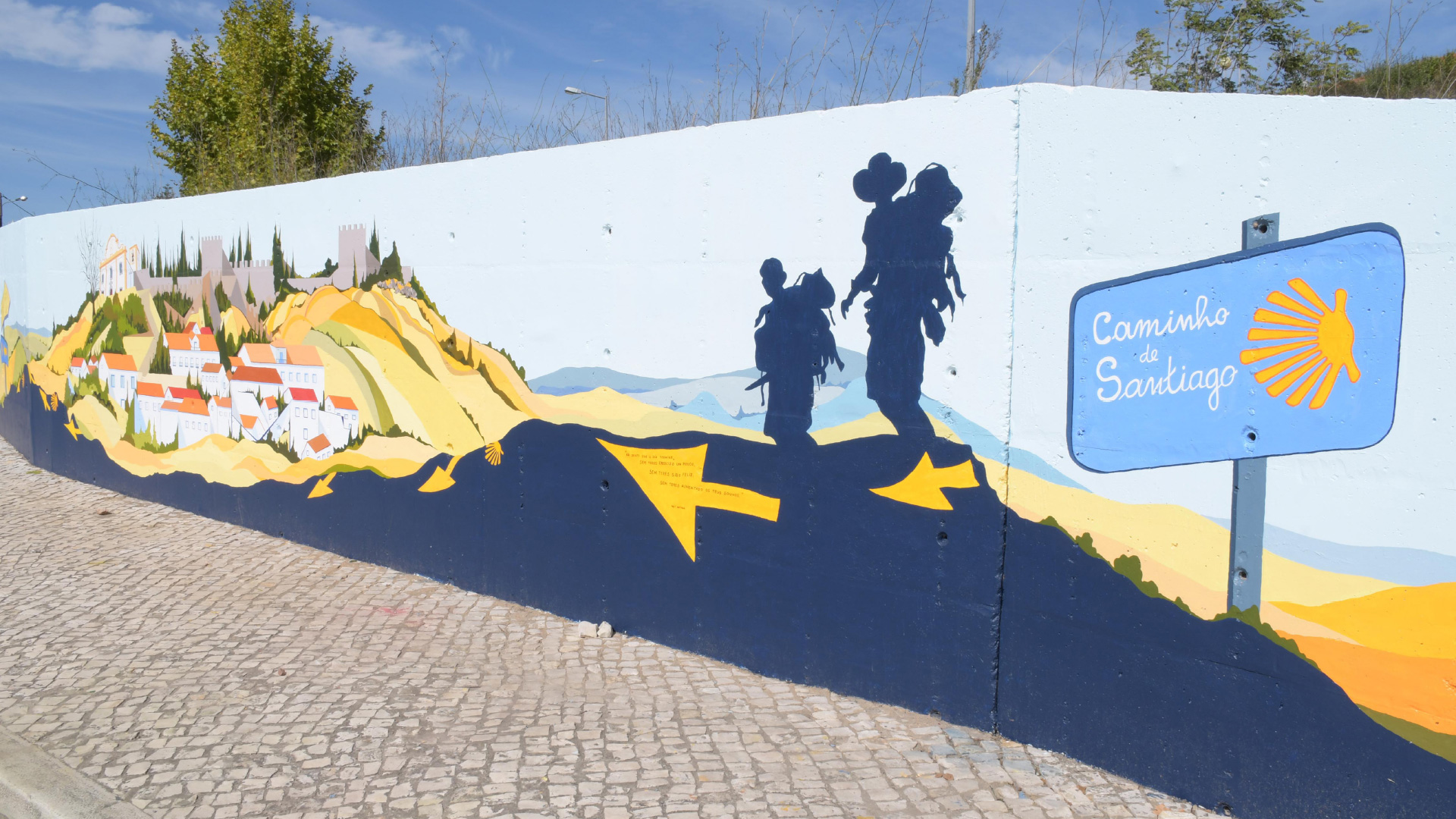 Mural dedicado aos Caminhos de Santiago saúda caminhantes