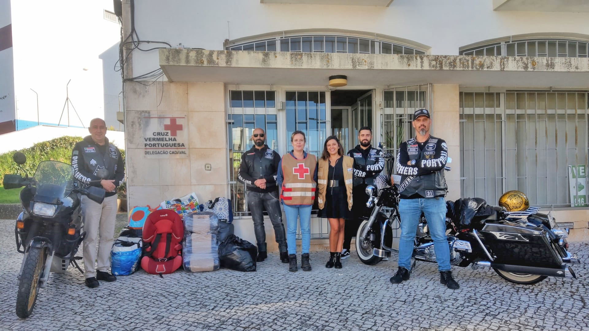 Delegação do Cadaval da CVP recebe bens angariados pelo motoclube "Punishers"