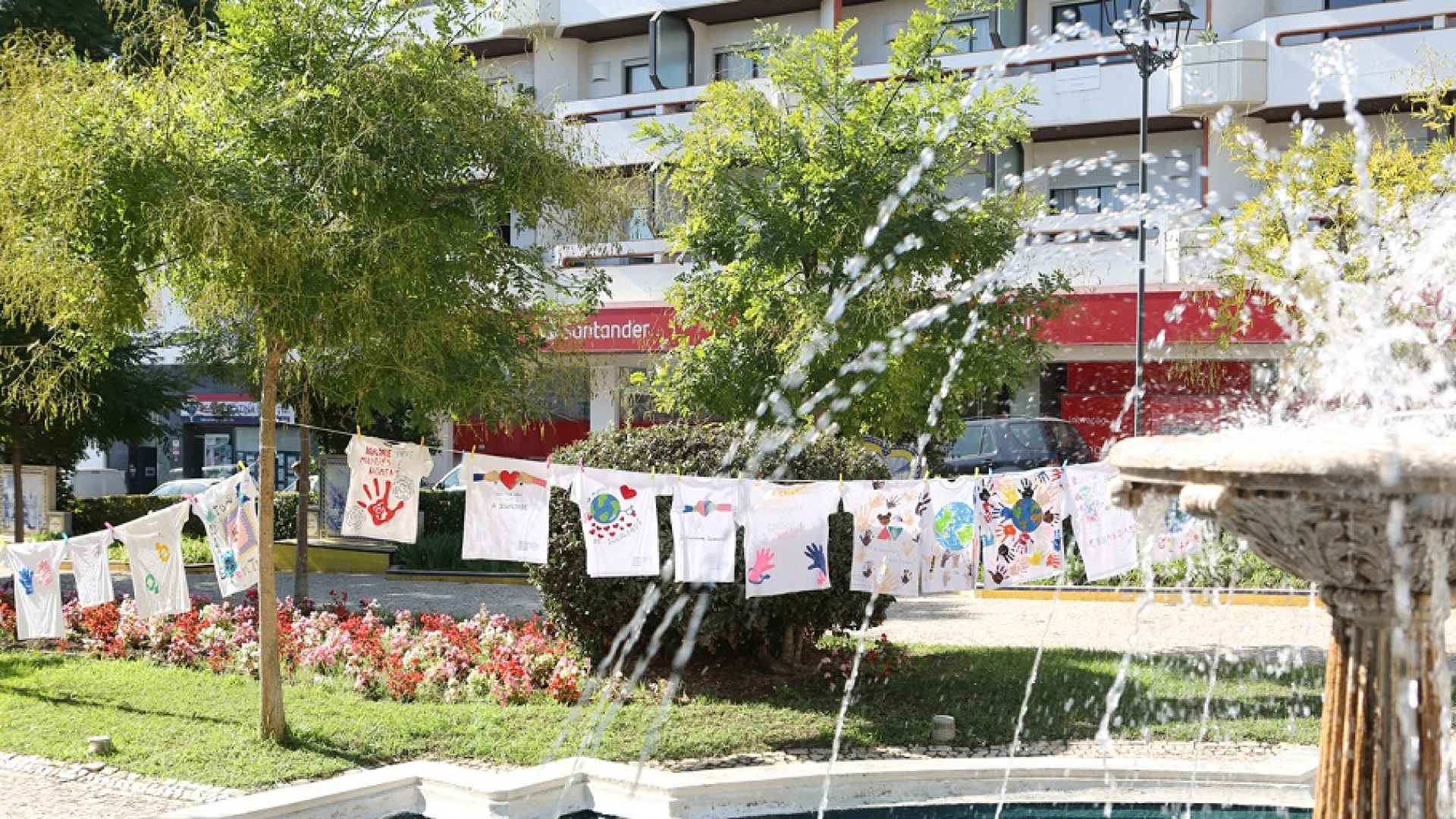 Centena e meia de t-shirts no “Estendal pela Igualdade”