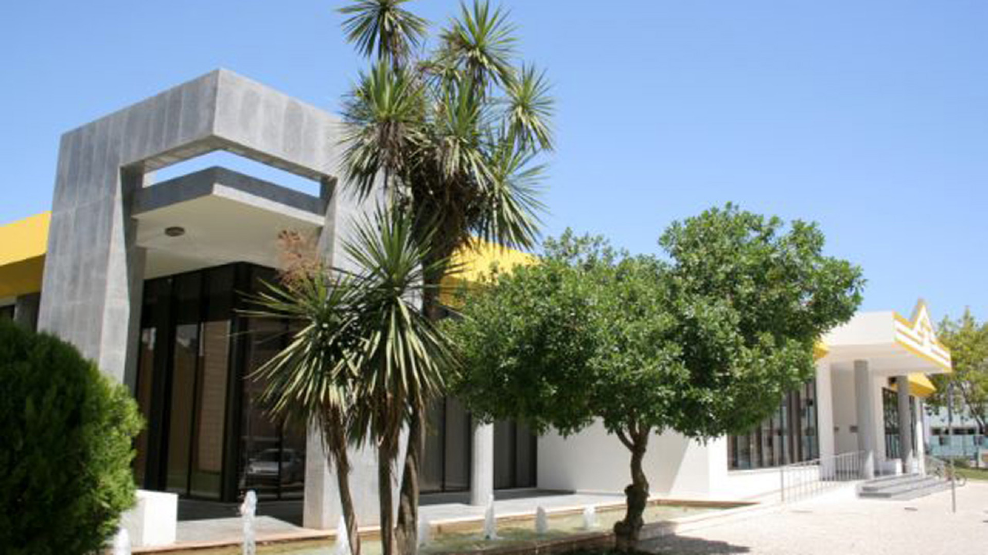 Biblioteca Municipal Manuel Teixeira Gomes sopra 28 velas