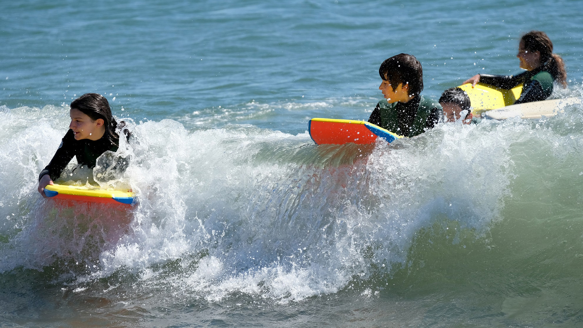 1900 alunos praticam vela, remo, canoagem e surf