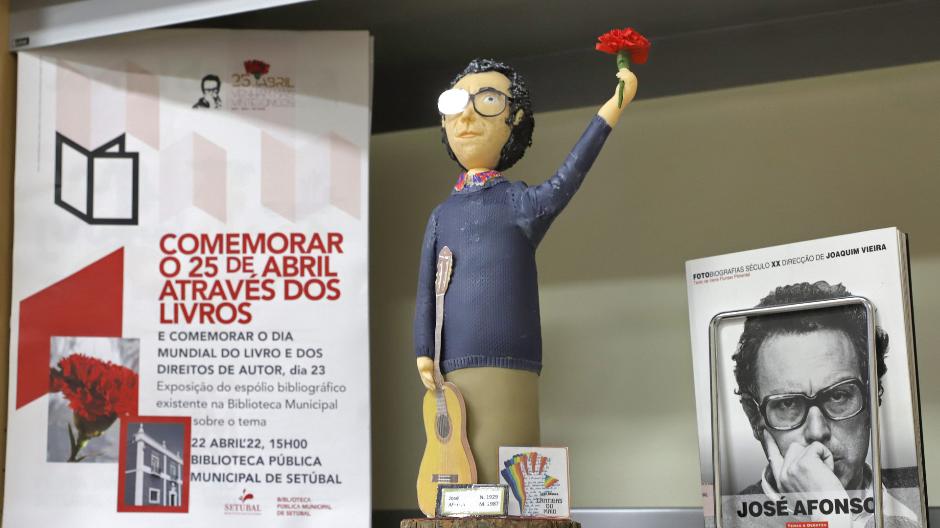 Exposição “Comemorar o 25 de Abril através dos Livros”