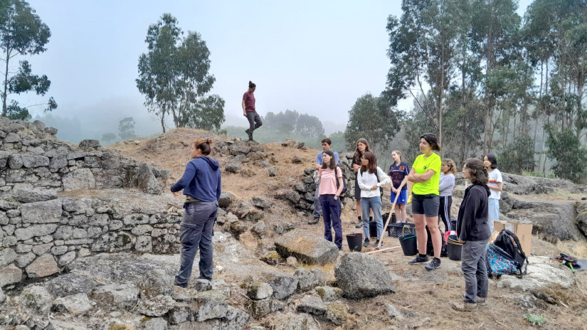 Voluntários Internacionais Excavam Histórias no Castro de Três Rios