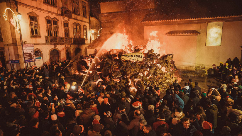 Penamacor ilumina o Natal com o maior madeiro de Portugal