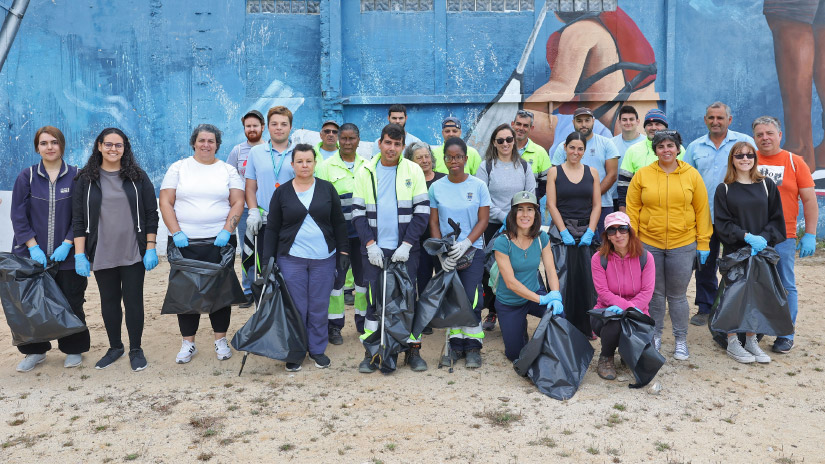 Voluntários limpam praias de Setúbal em ação de sensibilização ambiental