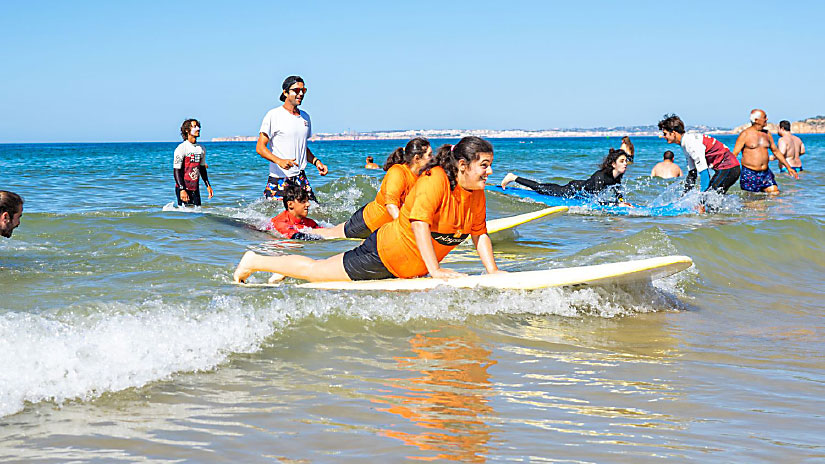 Inclusão e desporto: Encontro de Surf adaptado na Praia da Rocha